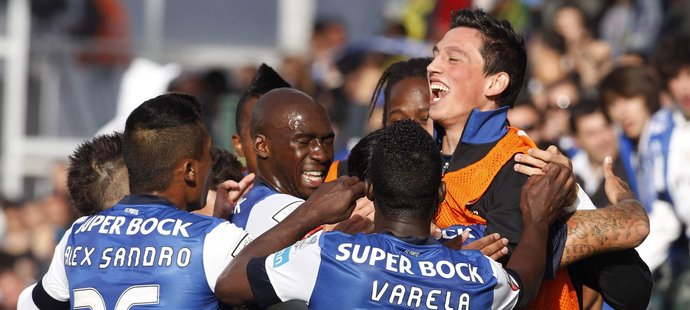 Fotbalisté Porta se radují z gólu v posledním ligovém zápase sezony
