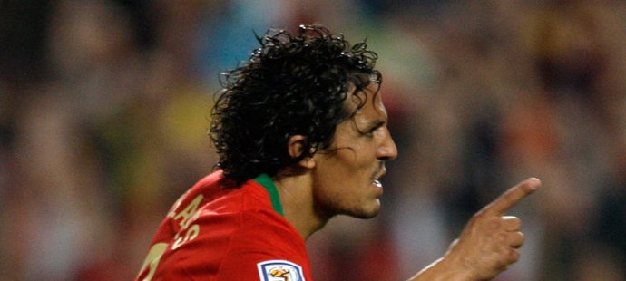 Portugalec Bruno Alves oslavuje gól.