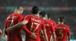 Portugalští fotbalisté slaví jednu z branek do sítě Alžírska