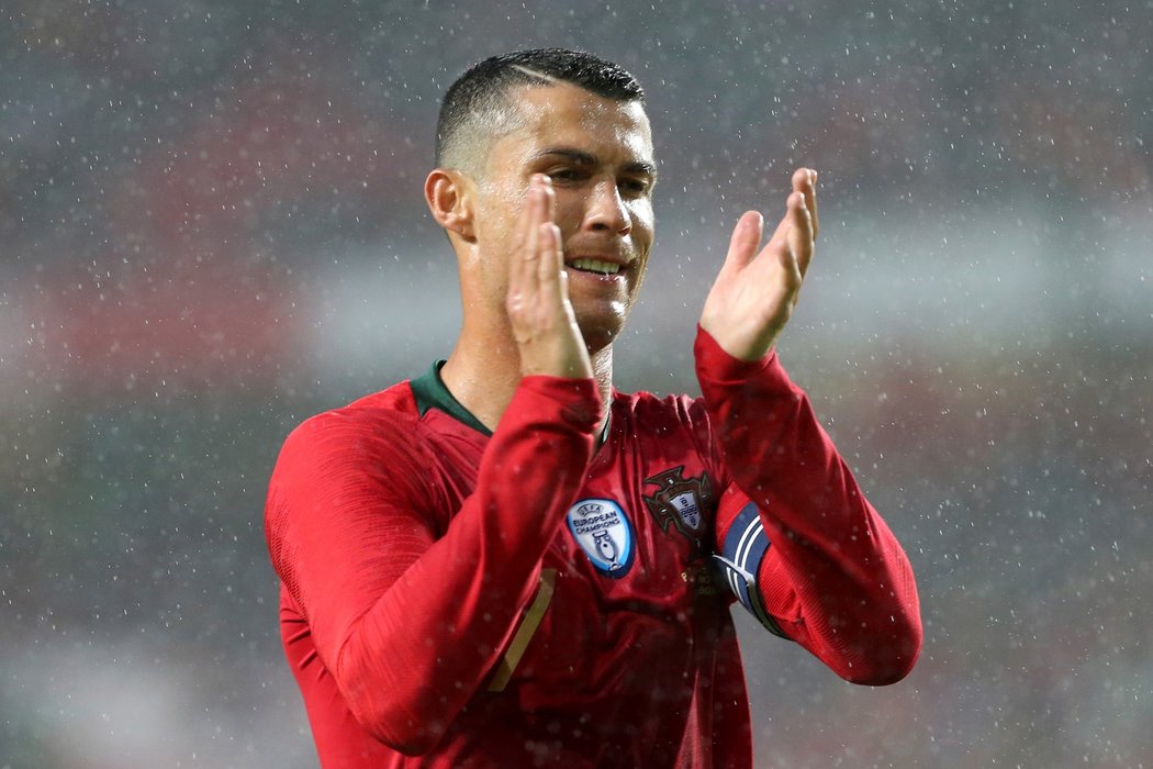 Cristiano Ronaldo děkuje za podporu fanoušků v utkání Portugalska s Alžírskem