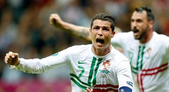 VIDEO: Hvězdný Ronaldo pálil do tyček, pak poslal Portugalsko hlavou do semifinále