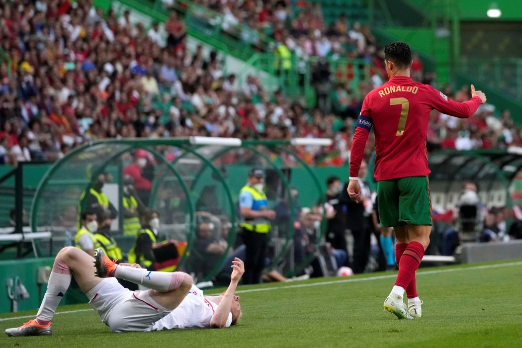 Portugalský kapitán Cristiano Ronaldo v utkání proti Česku tvrdě atakoval stopera Václava Jemelku