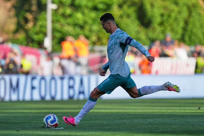 MS ve fotbale ONLINE: Portugalci s Ronaldem skolili Chile, ztráta pro Argentinu MS ve fotbale ONLINE: Portugalci s Ronaldem skolili Chile, ztráta pro Argentinu