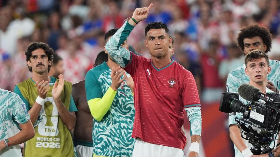 Cristiano Ronaldo po postupu přes Chorvatsko oblékl dres Dioga Joty