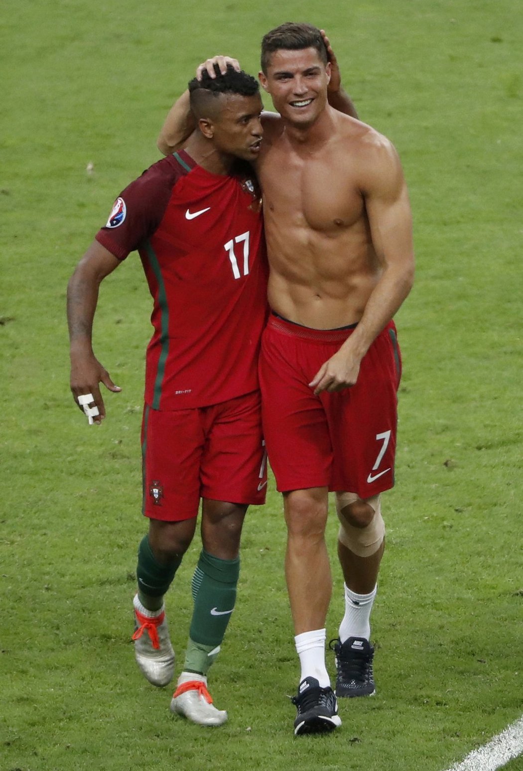 Cristiano Ronaldo a Nani po výhře Portugalska ve finále ME