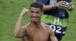 Je to tam! Zraněný Cristiano Ronaldo slavil s Portugalci triumf ve finále mistrovství Evropy