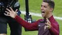 Portugalský kapitán se raduje z jediné branky Portugalska ve finále ME proti Francii