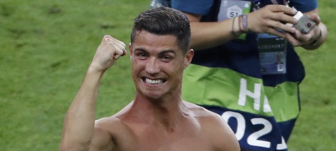 Je to tam! Zraněný Cristiano Ronaldo slavil s Portugalci triumf ve finále mistrovství Evropy