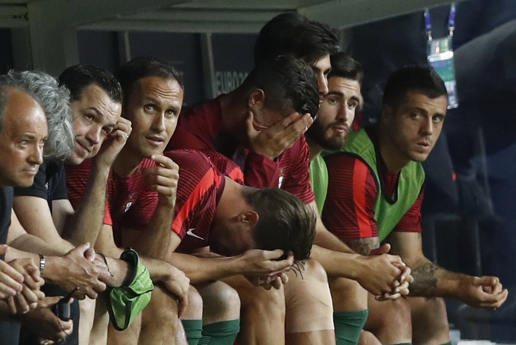 Zraněný Cristiano Ronaldo mezi náhradníky Portugalska