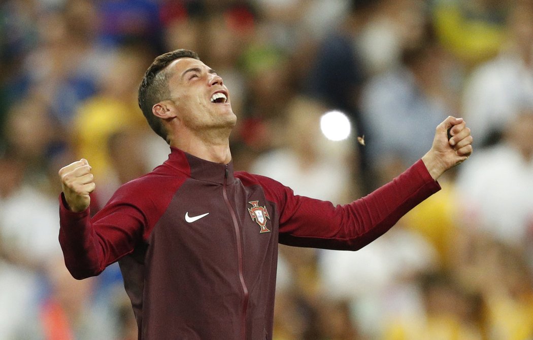 Cristiano Ronaldo závěr finále Portugalska s Francií nuceně prožíval u střídačky