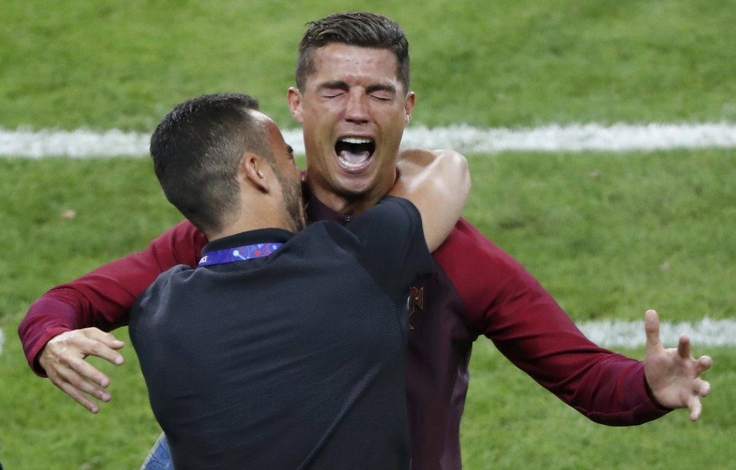 Slzy štěstí! Cristiano Ronaldo se se svou zemí dočkal a slaví titul mistrů Evropy