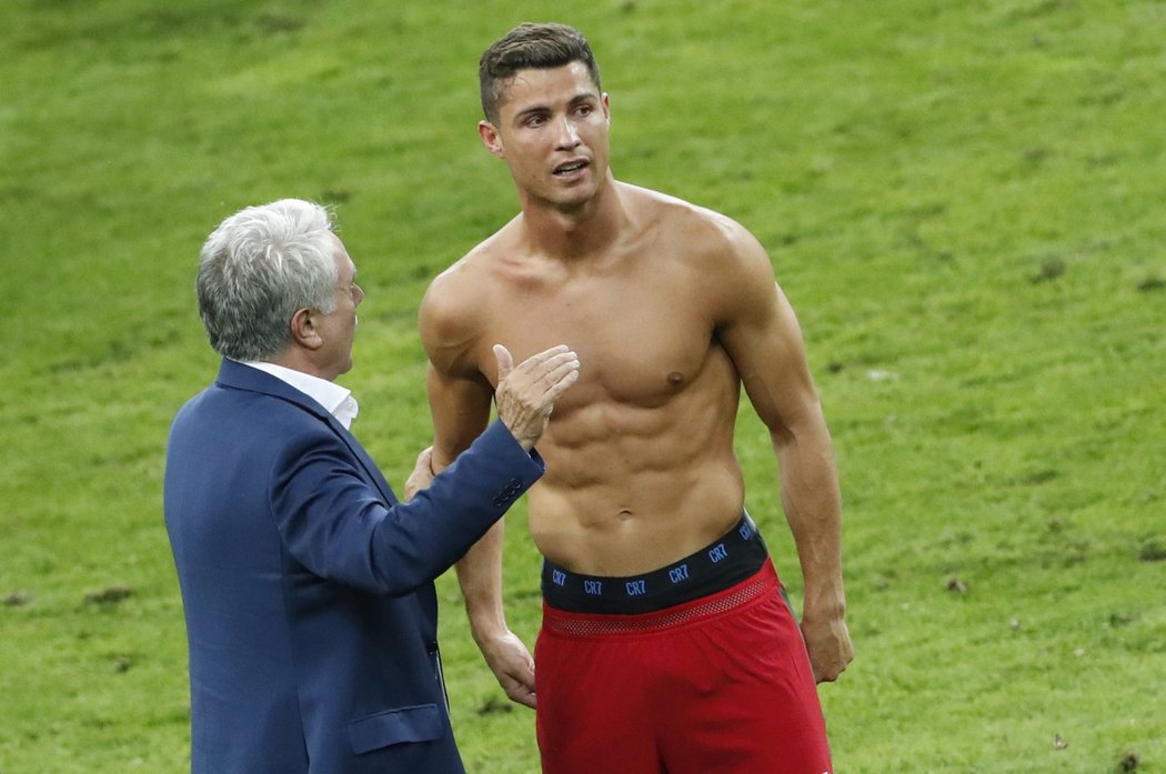 Cristiano Ronaldo v diskuzi s portugalským trenérem