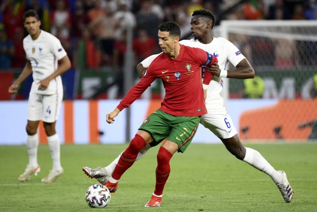 Cristiano Ronaldo (v popředí) a Paul Pogba (v pozadí) během souboje v utkání Portugalska s Francií