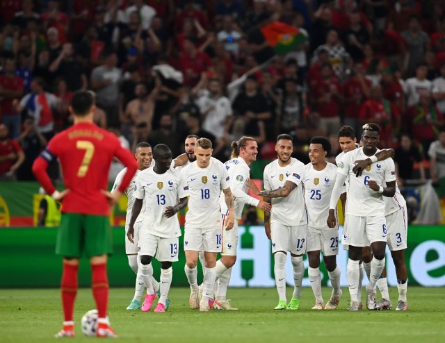 Radost fotbalistů Francie po brance v duelu s Portugalskem