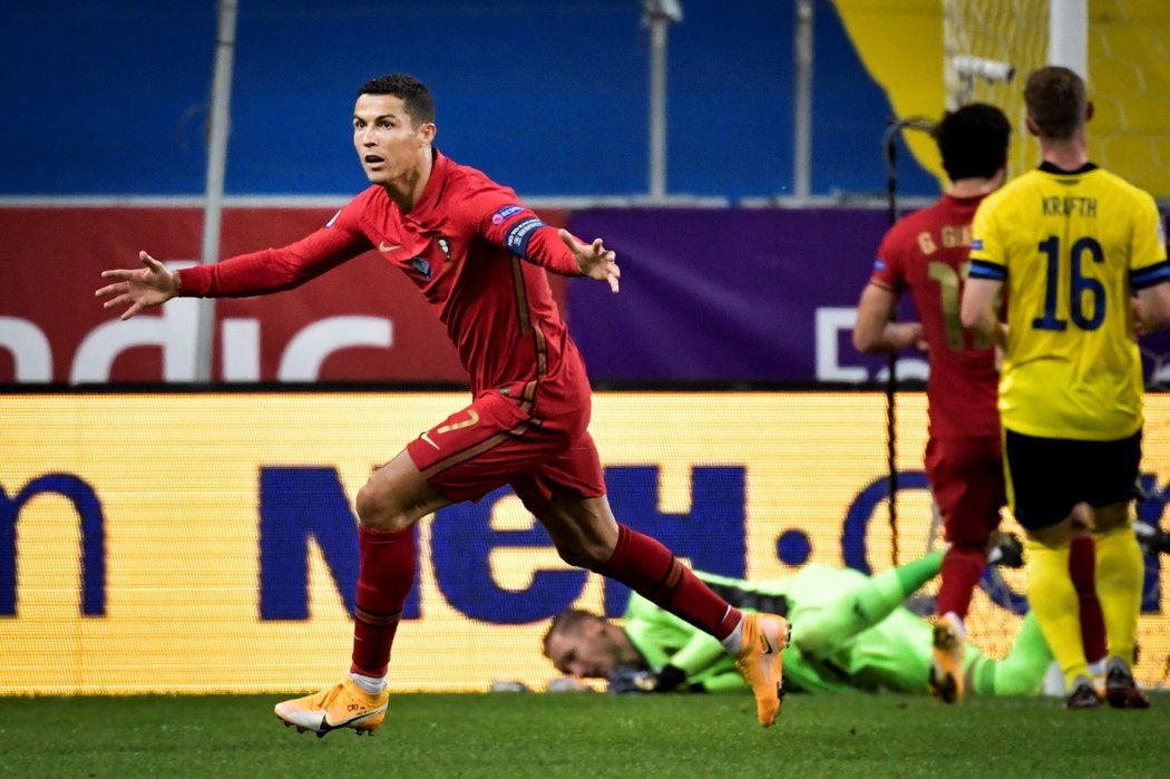 Portugalská legenda Cristiano Ronaldo v utkání se Švédskem, ve kterém vstřelil svůj 100. gól za reprezentaci