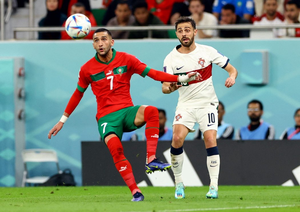 Maročan Hakim Ziyech v souboji s Portugalcem Bernardem Silvou