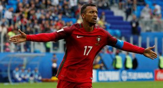 Portugalsko a Mexiko jsou v semifinále Poháru FIFA, domácí Rusko končí
