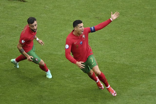 Cristiano Ronaldo oslavuje branku do sítě Německa