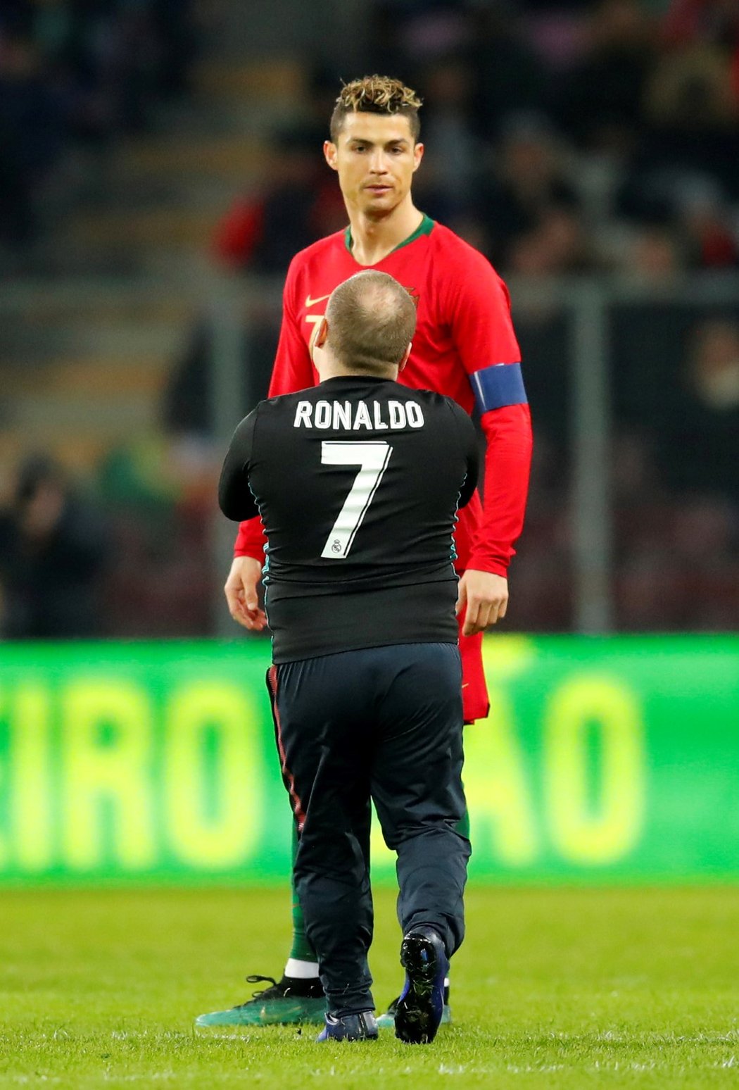 Hned několik fanoušků vběhlo na hrací plochu a zamířilo za Cristianem Ronaldem