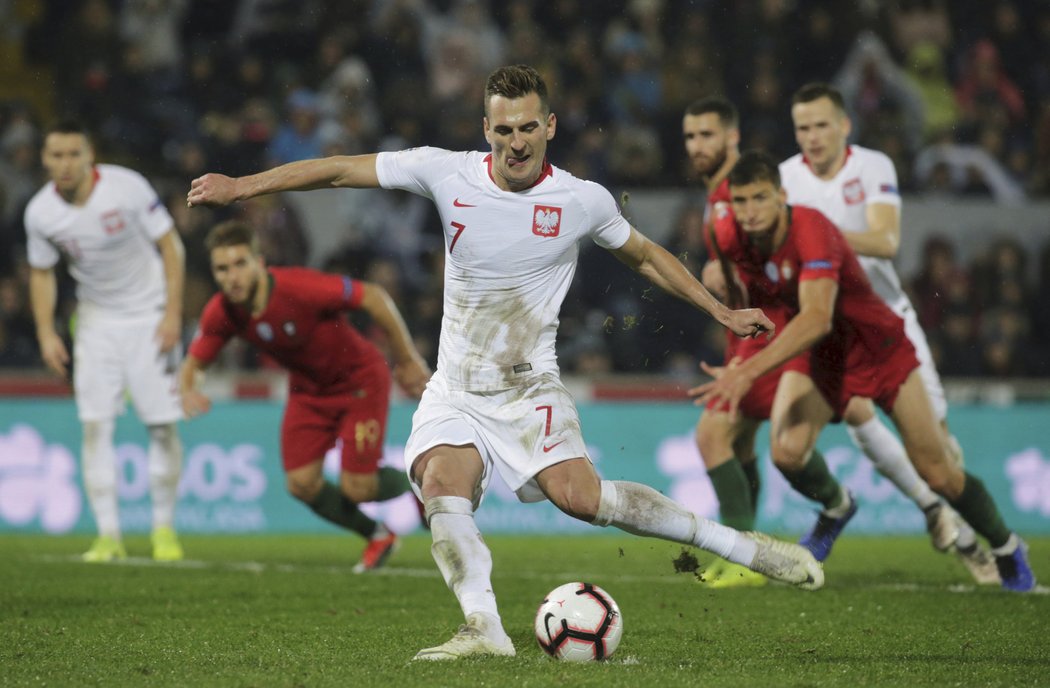 Polský útočník Arkadiusz Milik bez problémů proměnil penaltu a vyrovnal v utkání s Portugalskem na 1:1