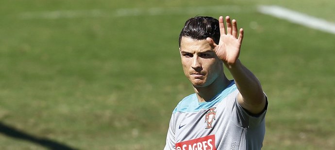 Cristiano Ronaldo sice ledoval zraněné koleno, po tréninku portugalské reprezentace ale všechny ujistil, že start MS stihne