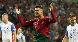 Belgie, Francie a Portugalci postoupili na EURO. Ronaldo pokořil Slovensko