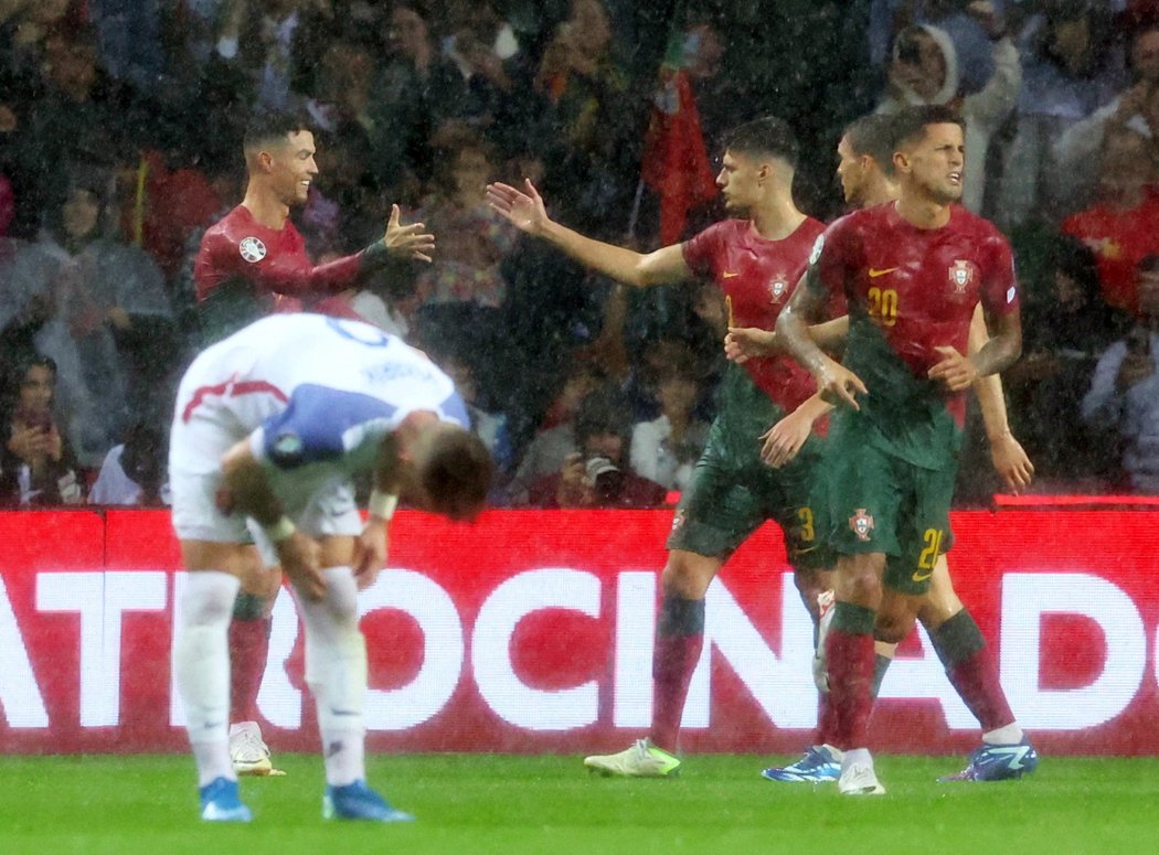 Spoluhráči gratulují Ronaldovi k trefě