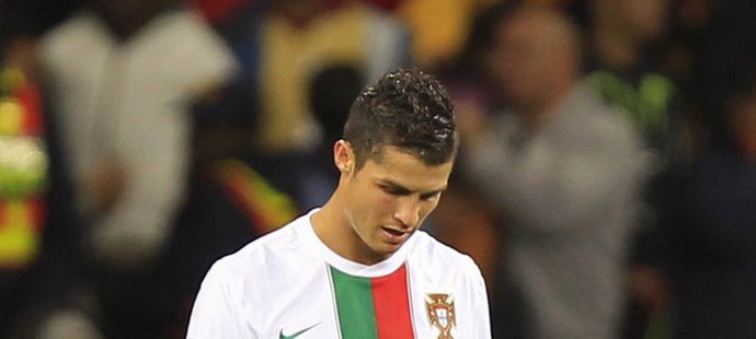 Ronaldo opouští scénu z hlavou dole.