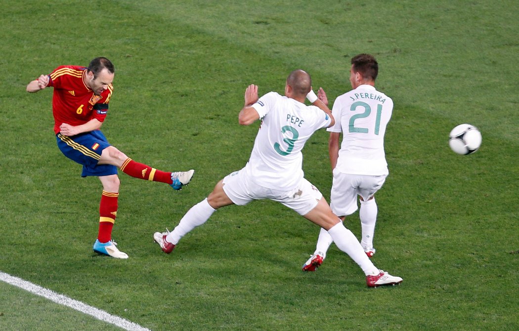 Iniesta se snaží propálit portugalskou obranu