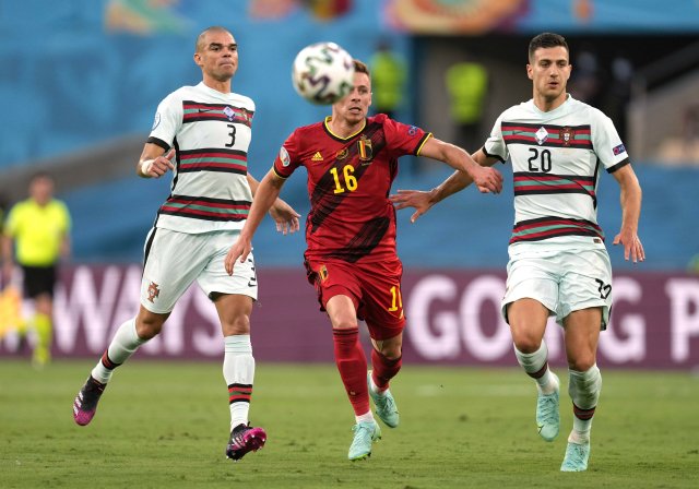 Thorgan Hazard sprintuje za míčem v duelu s Portugalskem