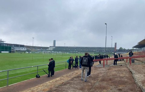 Novináři čekající na trenink West Hamu na Strahove, kde vyběhnou i hráči české reprezentace Vladimír Coufal a Tomáš Souček