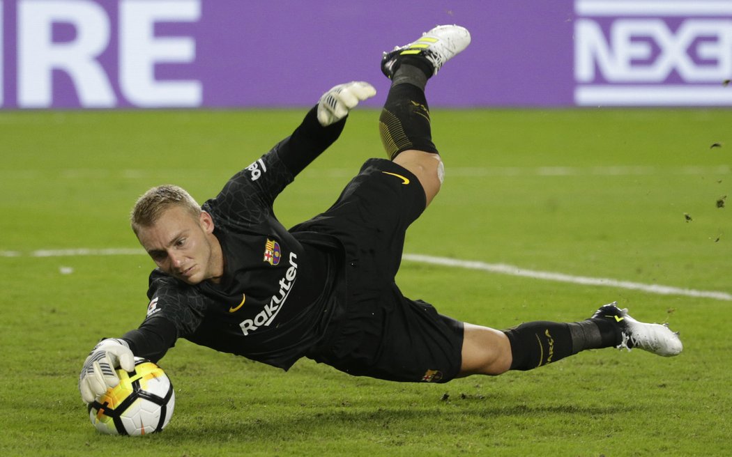 Jasper Cillessen zastavuje jeden ze střeleckých pokusů hráčů Madridu