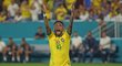 Neymar se zlobí po jednom z neodpískaných zákroků během utkání Brazílie s Kolumbií