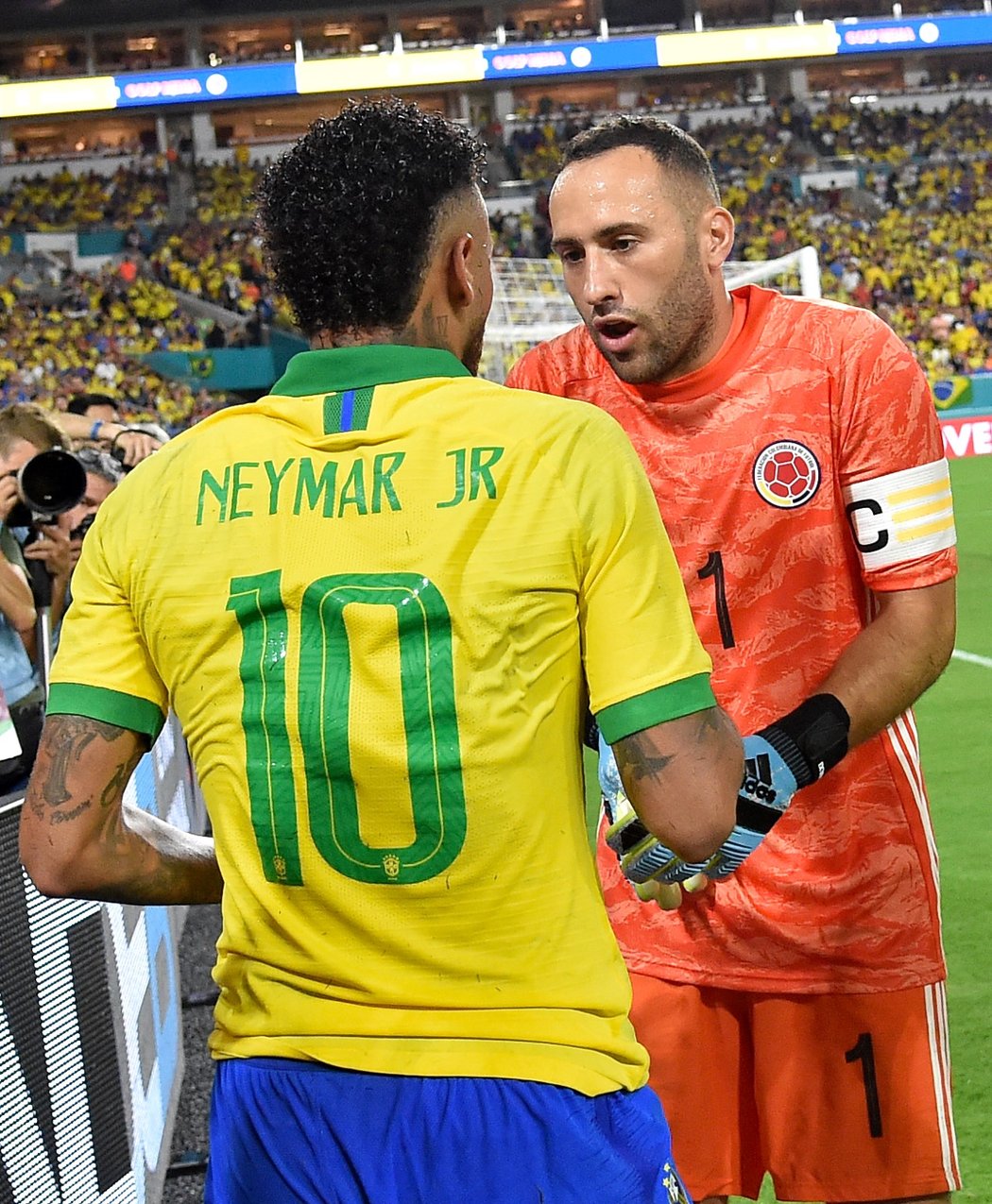 Neymar (v popředí) a brankář Dave Ospina (v pozadí) během přátelského utkání Brazílie s Kolumbií