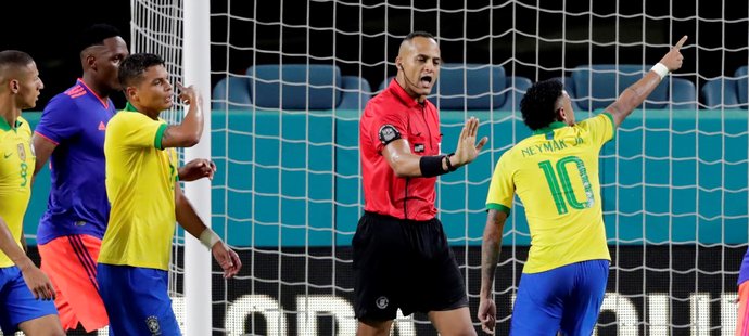 Neymar (vlevo) se dohaduje s hlavním arbitrem v utkání Brazílie s Kolumbií