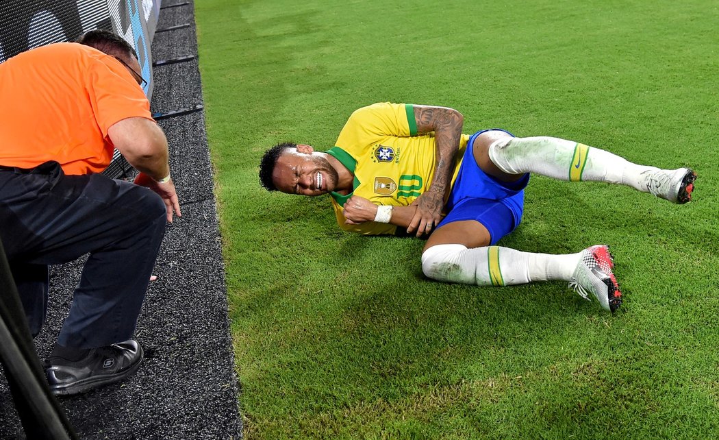 Neymara poslal během duelu Brazílie s Kolumbií do reklamních bannerů Davinson Sánchez