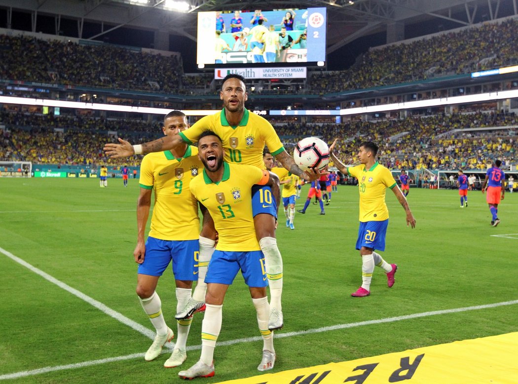 Brazilci oslavují jednu ze dvou vstřelených branek v utkání s Kolumbií (2:2)