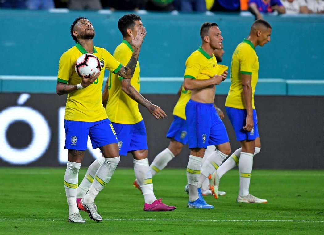 Neymar krátce po vstřelení branky v utkání s Kolumbií