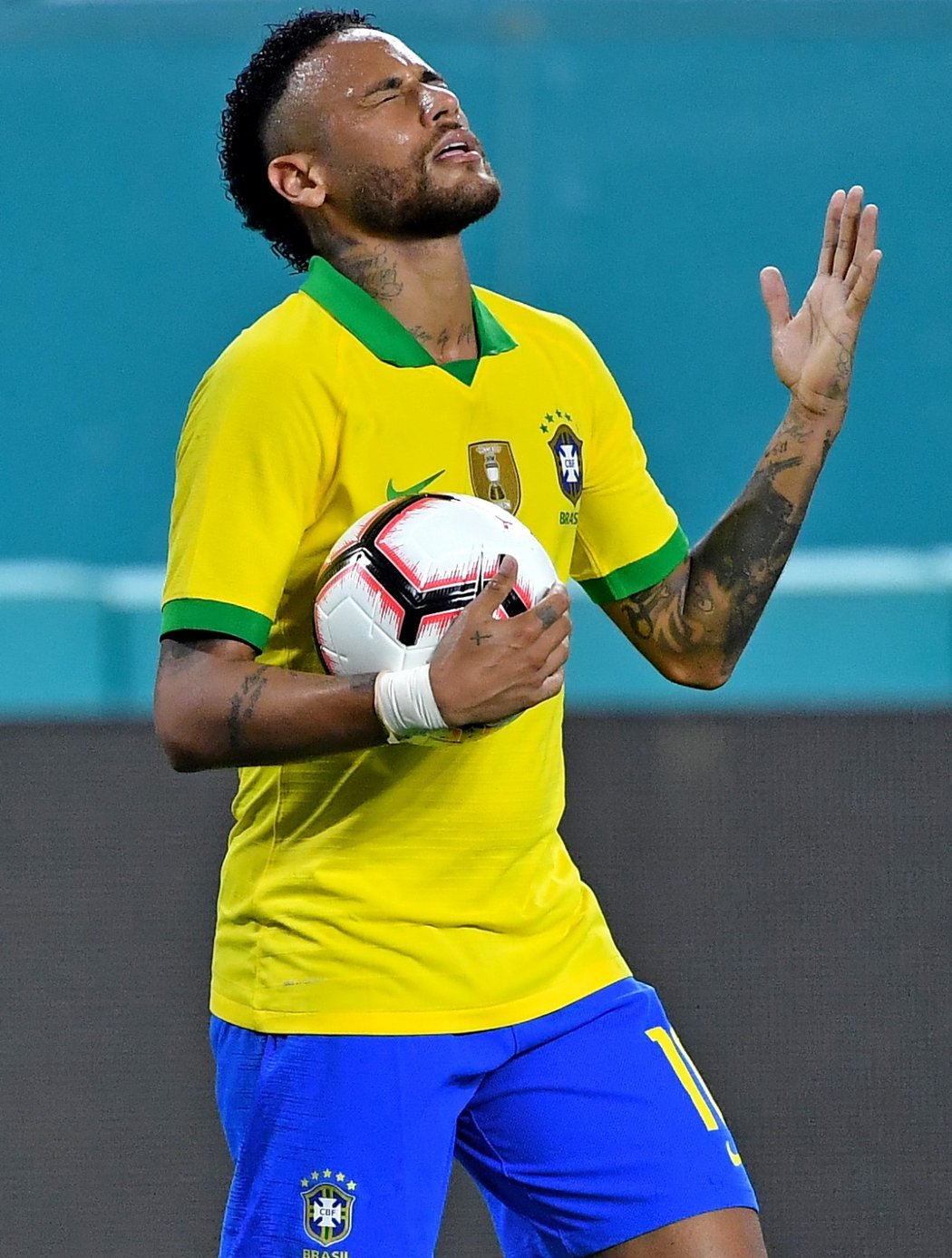 Neymar krátce po vstřelení branky v utkání s Kolumbií