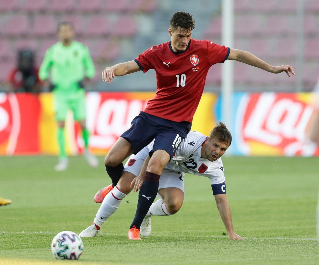 Patrik Schick v souboji s kapitánem Albánie Amirem Abrashim