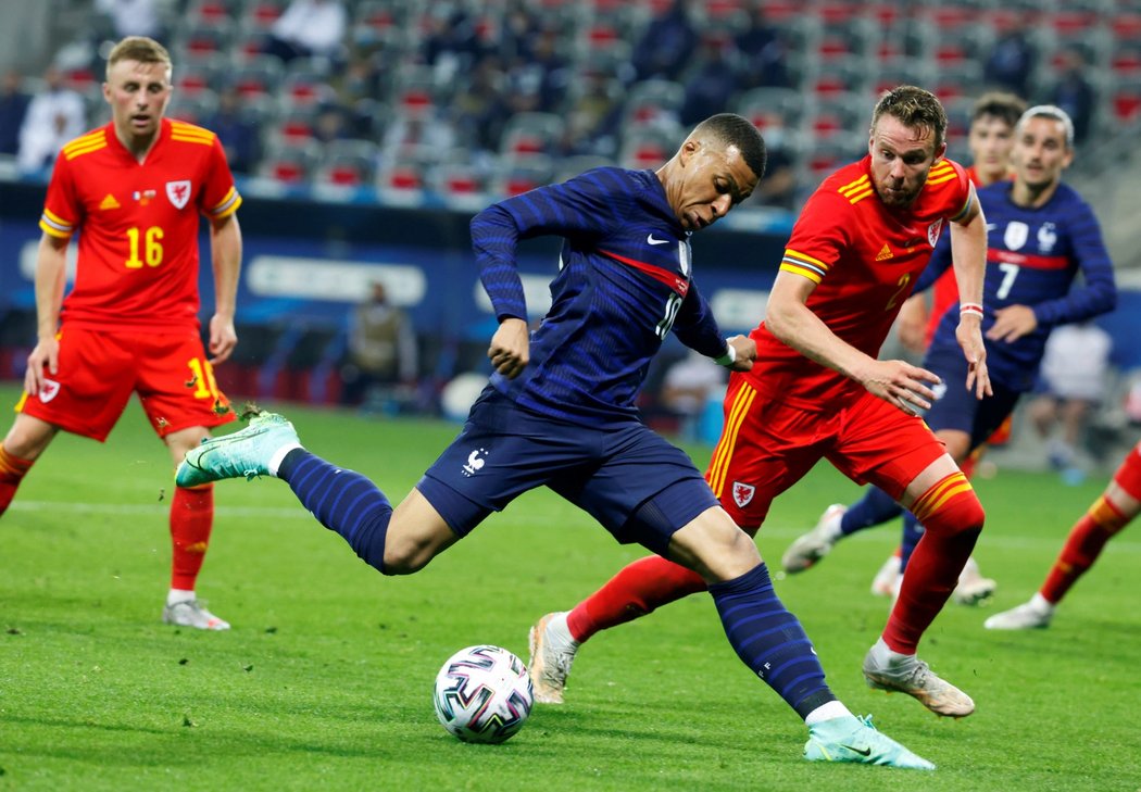 Hvězda francouzské reprezentace Kylian Mbappé proti Walesu