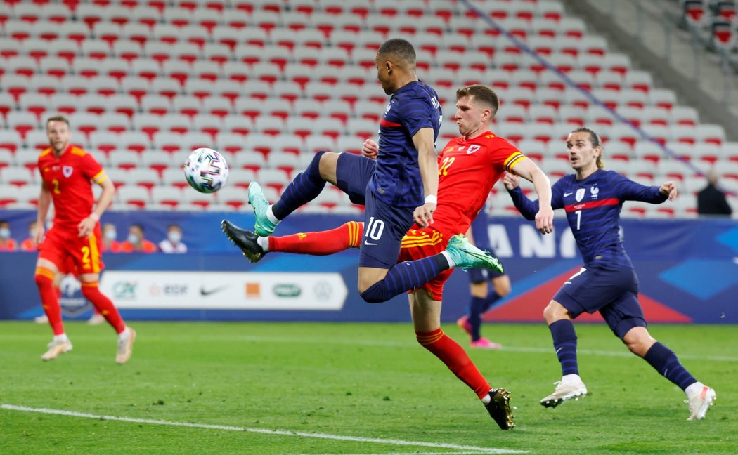 Kylian Mbappé během gólové střely