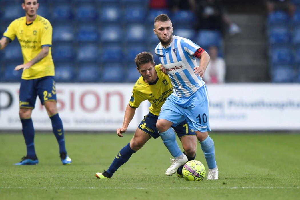 Stefan Miloševič (vpravo) udržuje balón před protihráčem v utkání Spartaku Subotice s Brøndby