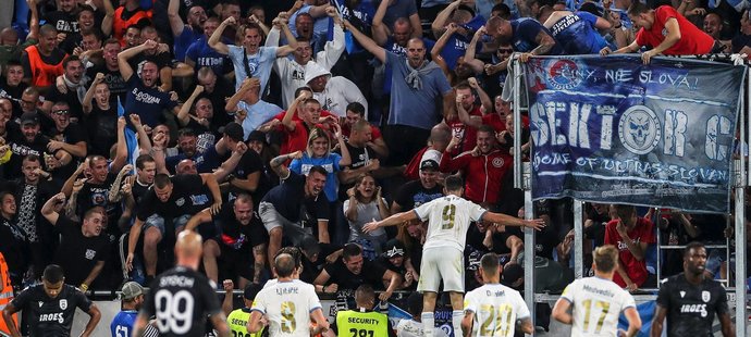 Andraž Šporar (v pozadí) oslavuje s fanoušky vstřelenou branku PAOK Soluň ve čtvrté minutě nastavení