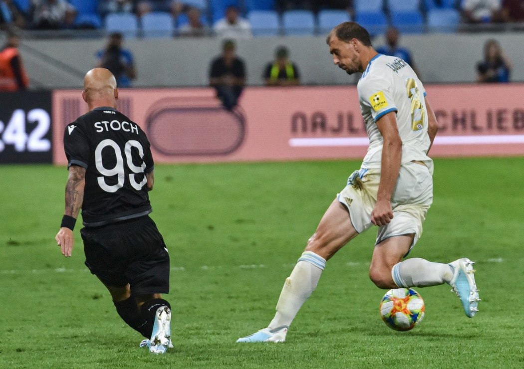 Miroslav Stoch (vlevo) a Marin Ljubičič (vpravo) během utkání bratislavského Slovanu s řeckým PAOK