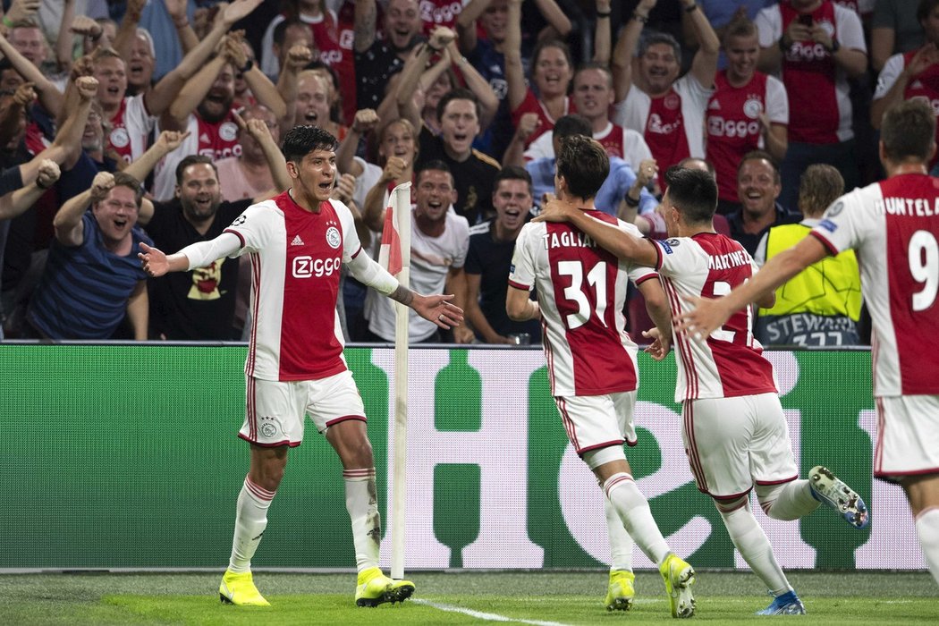 Fotbalisté Ajaxu se radují ze vstřelené branky v utkání s APOELEM