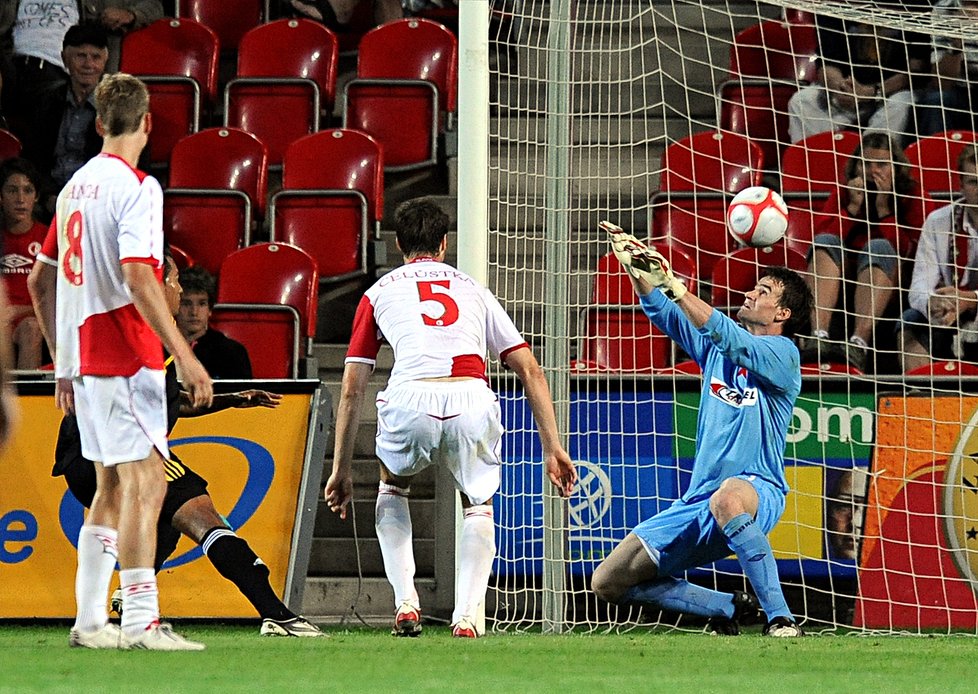 Brazilec Nadson střílí šokovaným slávistům vyrovnávací branku