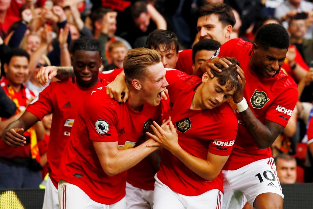 Fotbalisté Manchesteru United se radují ze čtvrté branky utkání proti Chelsea, kterou vstřelil Daniel James