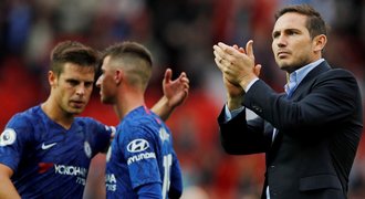 Hořký debut pro Lamparda v Chelsea! United vyhráli 4:0. Slaví City i Liverpool