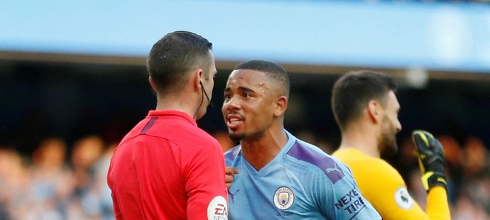 Gabriel Jesus nevypadal příliš spokojeně poté, co jeho vítězná trefa na 3:2 byla odvolána kvůli ruce